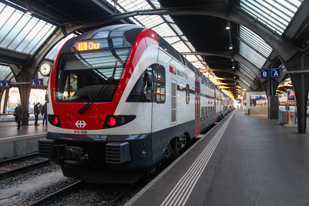 苏黎世中央火车站，Stadler KISS列车到达站台图片下载