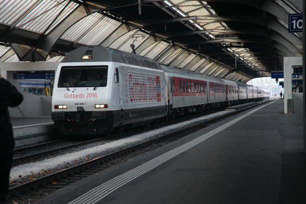 苏黎世中央火车站，火车到达站台图片下载