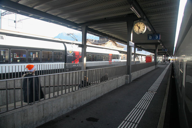 苏黎世中央火车站，火车到达站台图片下载