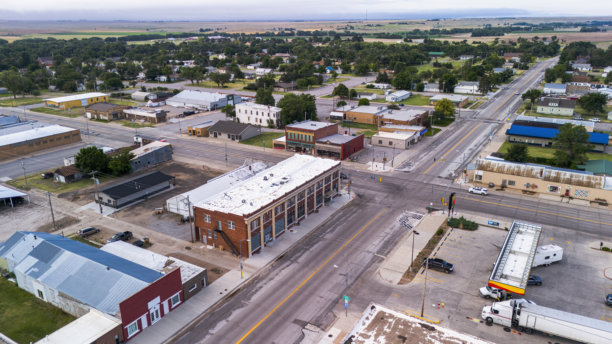 十字路口定义了堪萨斯州的小镇社区。花园城市有历史悠久的建筑，宽阔的道路延伸到遥远的农田图片下载