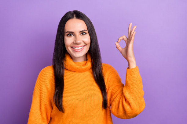 年轻满意的商业积极的女性工作的照片人力资源经理招聘显示好的标志推荐空缺孤立的紫色背景图片下载