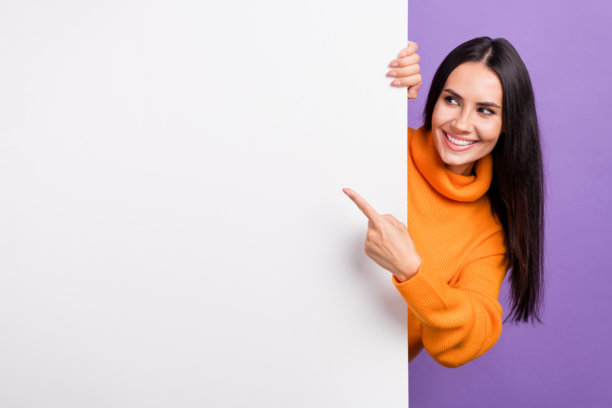 女士促销者的照片演示白色复制空间纸招牌广告商店新闻孤立的紫色背景图片下载