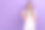 照片中可爱兴奋的女士穿着条纹粉白色t恤，手指着空白的空间孤立的紫罗兰色背景图片下载