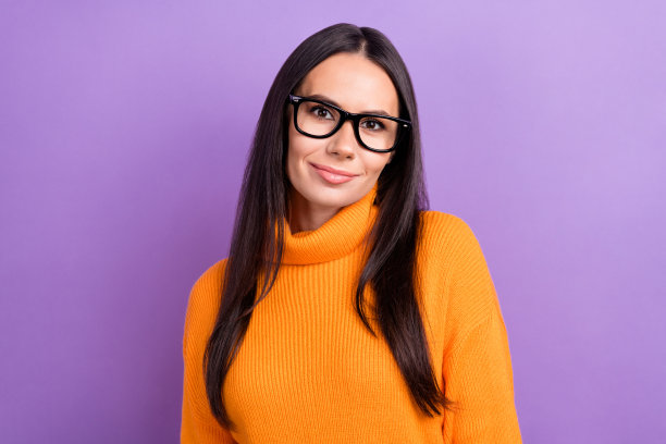 照片肖像聪明的女商人戴着橙色高领眼镜享受她的办公室工作孤立的紫色背景图片下载
