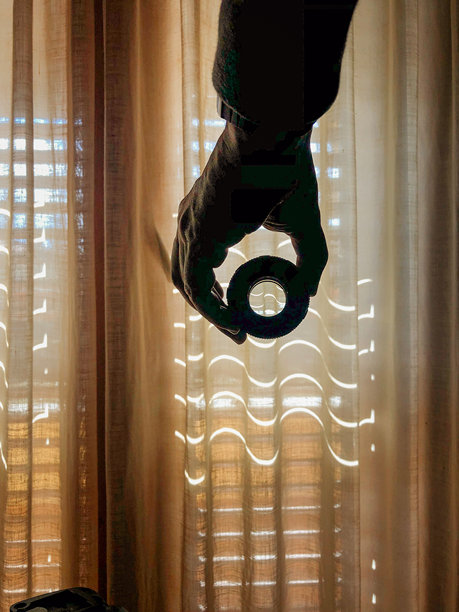 手中镜头的剪影:在照片拍摄期间捕捉意大利家庭的金色光线图片下载