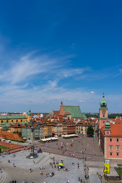 波兰华沙老城市场的俯视图，那里挤满了人。图片下载