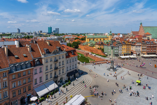 波兰华沙老城市场的俯视图，那里挤满了人。图片下载
