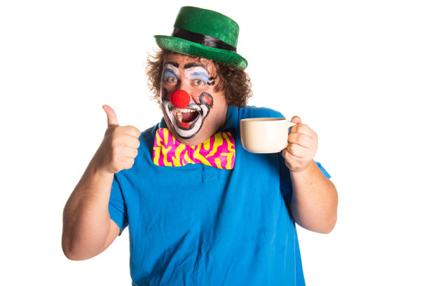 滑稽的胖小丑在白色背景上摆姿势。图片下载