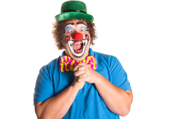 滑稽的胖小丑在白色背景上摆姿势。图片下载