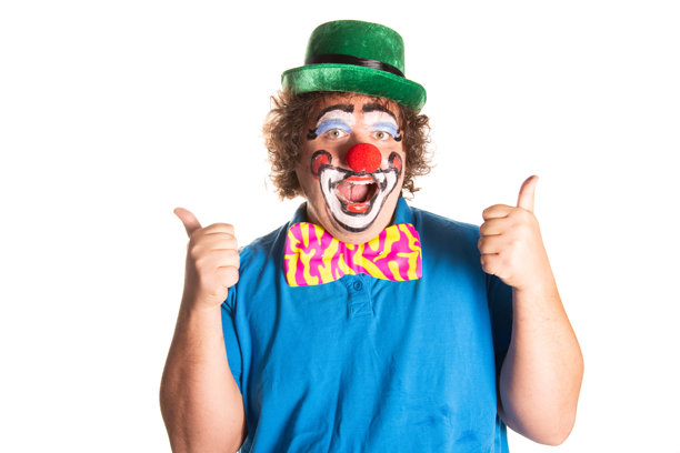 滑稽的胖小丑在白色背景上摆姿势。图片下载