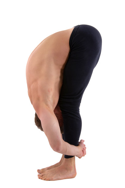 运动和健康的生活方式。一个有魅力的男人正在做普拉提。白色背景。图片下载