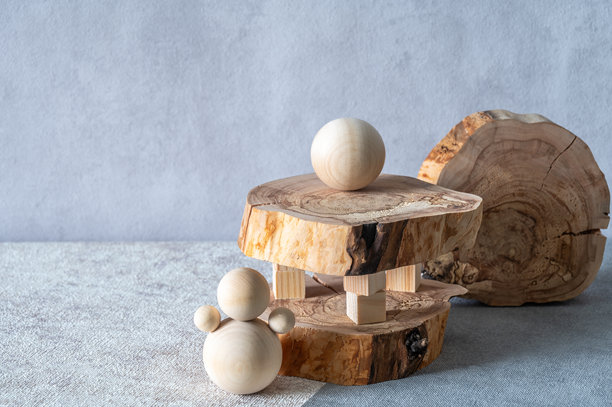 木球，方块放在砍下来的树枝上。图片下载