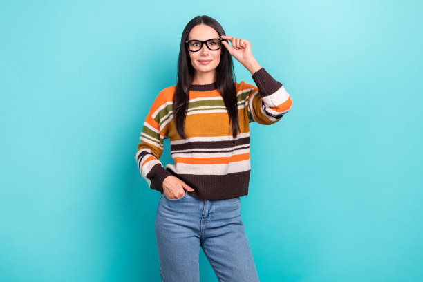 照片自信严肃的女孩经理它公司经理触摸眼镜，射线禁令广告眼科医生光学隔离在青色背景图片下载