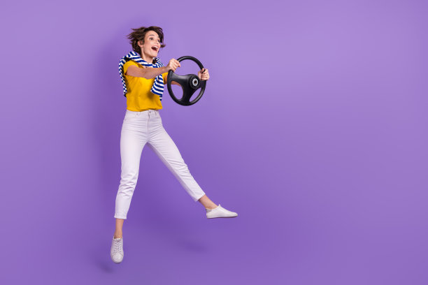 正面女士的全身照片，穿着时髦的衣服，开着自己的车，享受旅行，移动的空间，孤立的紫色背景图片下载