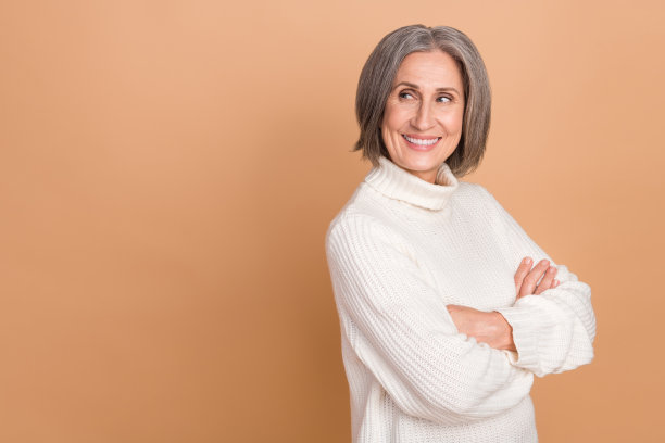 商业伙伴的照片女人穿时髦的白色针织毛衣交叉双手看模拟新的折扣保险孤立在米色背景图片下载