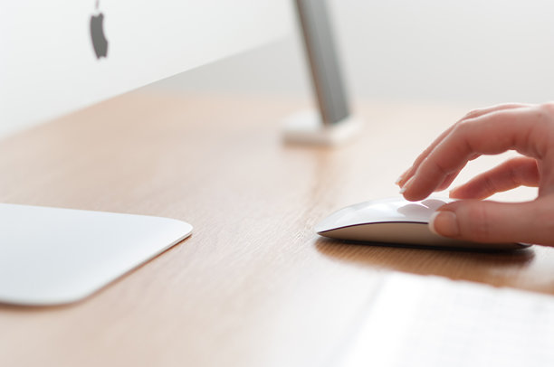 在苹果iMac电脑上工作图片下载