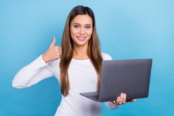 照片的华丽积极的女士穿着时髦的白色衣服大拇指质量现代技术隔离在蓝色背景图片下载