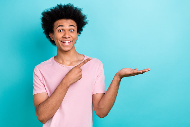 照片的兴奋有趣的惊喜积极的学生选择最好的自助餐厅价格低廉的午餐课后孤立的蓝绿色背景图片下载