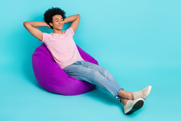 放松的学生的全身照片，大学男生寒心，拍拍手，头昏昏欲睡后，讲座日孤立的海蓝宝石色背景图片下载