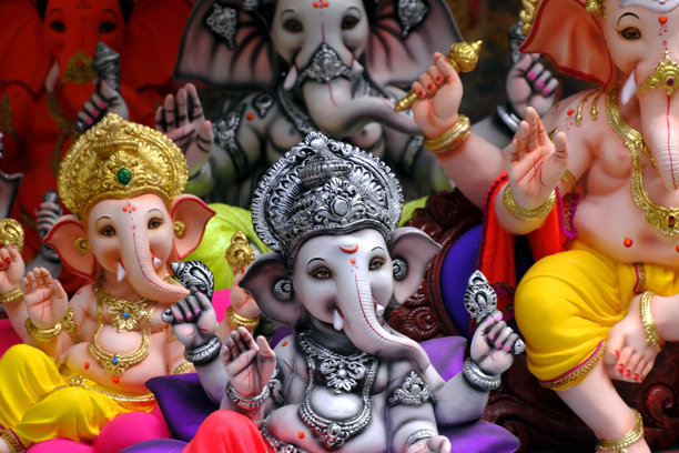 2024年9月7日，在印度浦那的Ganesh节前夕，新制作的gananesha或Ganapati神像在一家商店出售。图片下载