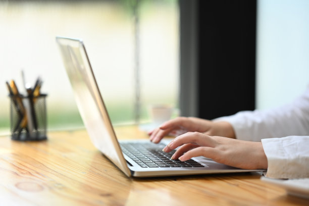 近距离商务女性的手在笔记本电脑上打字，远程工作或搜索信息图片下载
