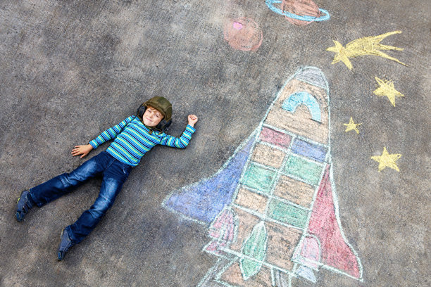 在航天飞机旁飞行的小男孩用粉笔画了一幅画图片下载