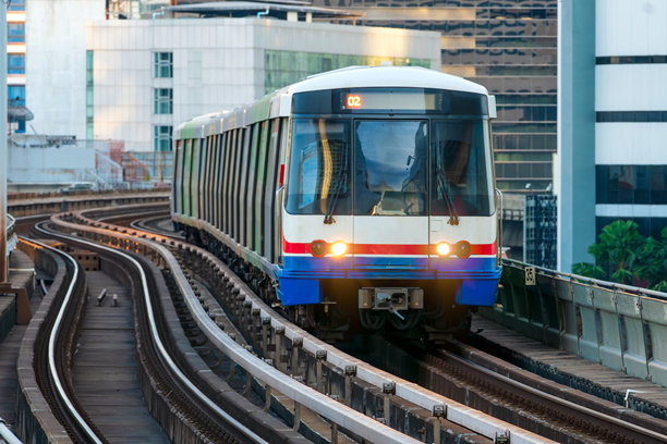 轻轨列车正抵达火车站图片下载