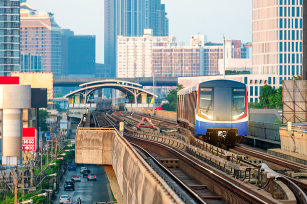 轻轨列车正抵达火车站图片下载