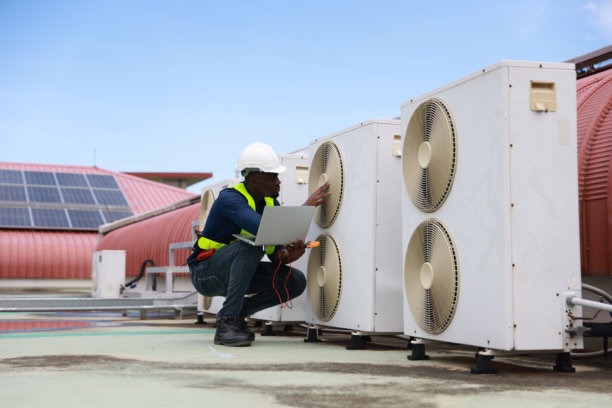 确保对屋顶空调系统进行彻底检查，以检查其安全性、电源功能和维护要求。它可能涉及电工的评估，暖通空调系统的文件，空调维修，图片下载