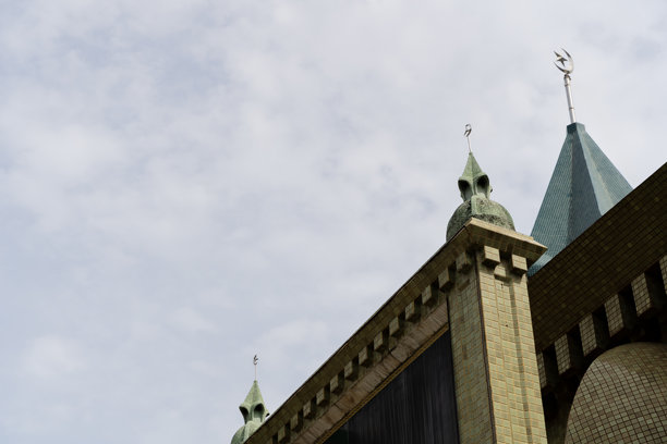 黄昏时清真寺的圆顶。蓝天下美丽的清真寺，海鸥飞舞。图片下载