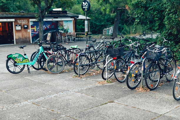 德国柏林的照片。德国柏林的照片。停车场上停放着自行车、电动自行车和树木图片下载