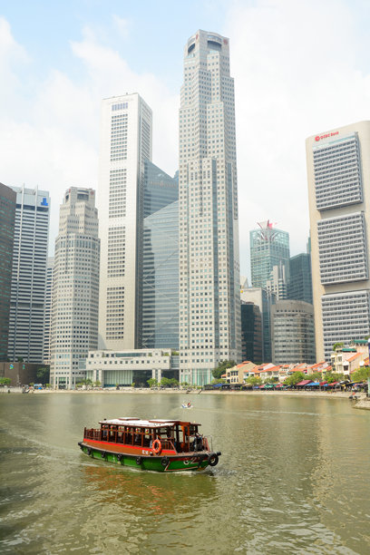 游船漂浮在新加坡河上图片下载