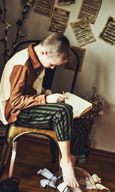 一个男孩的室内概念性照片图片下载