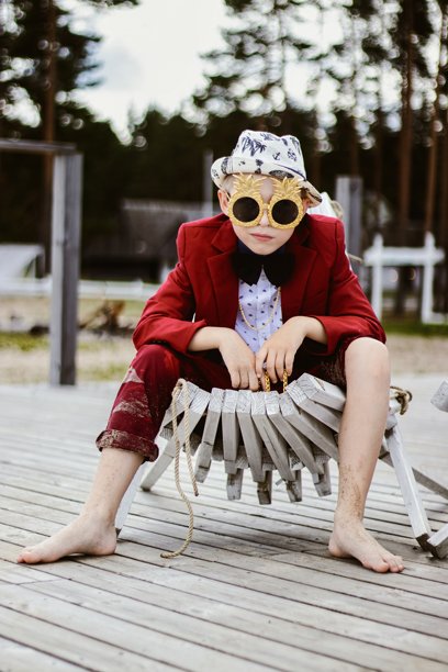 一个穿红色衣服的男孩的户外照片图片下载