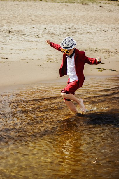 一个穿红色衣服的男孩的户外照片图片下载