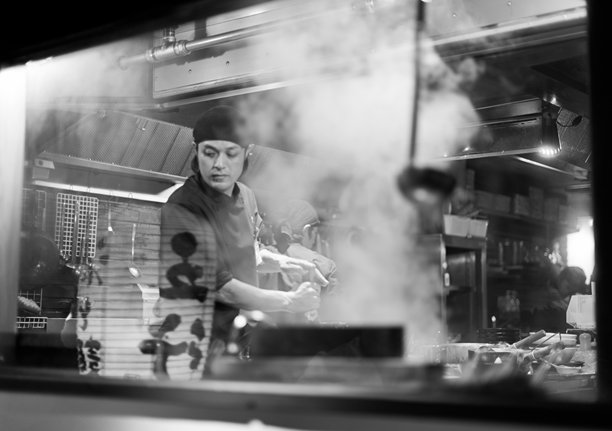 京都一家拉面餐厅的厨房里，一位日本厨师图片下载