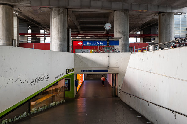03-09-2024瑞士苏黎世。hardbr<s:1> cke或Hardbrucke火车站地下通道入口图片下载