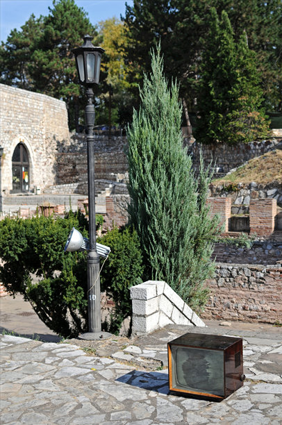 旧的模拟黑白电视接收机- Ei Nis RR - tv 865 -在尼斯城的一个堡垒(图片02号)图片下载