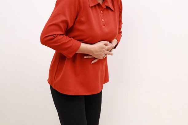 女人的手抱着肚子的特写照片。胃痛概念图片下载