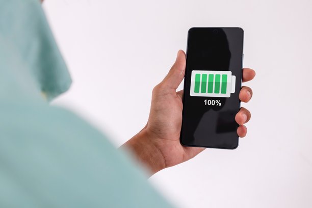 男子手持手机，屏幕上显示电量100%图片下载