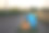 一个吉他和一个大的塑料蓝色手提箱，一个黄蓝色的旗帜，站在晚上的麦田旁边的土路图片下载