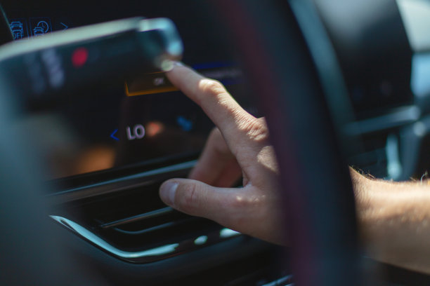 千禧一代男性在美国中西部阳光明媚的早晨照片系列中休息时充电电动汽车图片下载