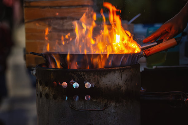 街市上的火焰煎锅图片下载