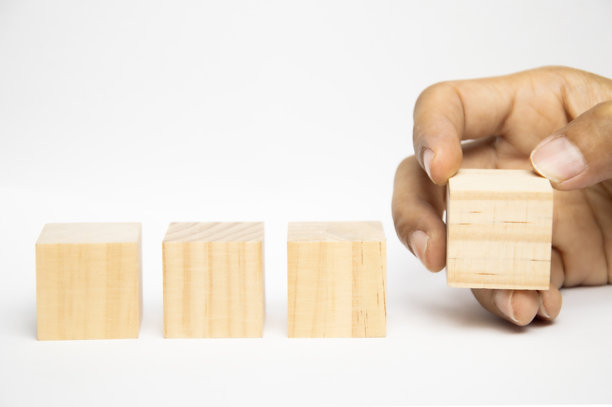 白色背景上孤立的木块。多维数据集。图片下载