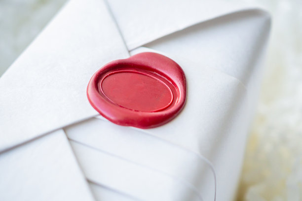 蜡封邮票在白色纸包包装包裹盒图片下载