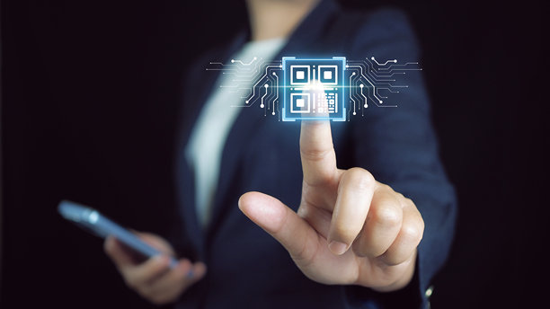 二维码支付，电子钱包，无现金技术概念。二维码扫描网站或移动应用客户支持，数字支付。商人在虚拟屏幕上展示二维码图标。图片下载