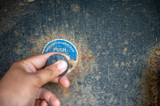 一只手正在按一个按钮，上面写着“紧急谷物许可证”图片下载