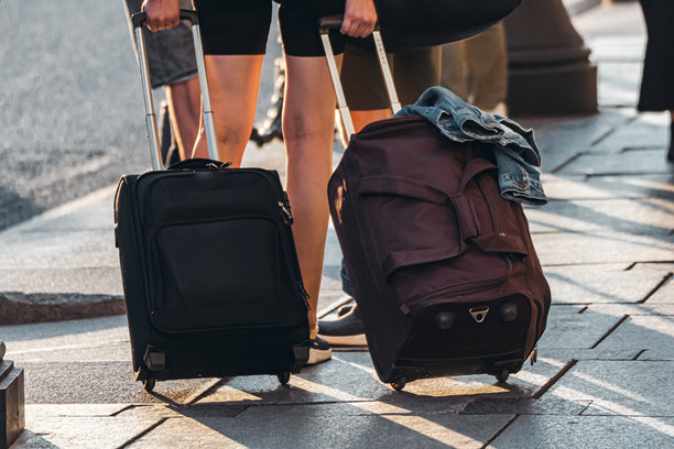 带着行李箱的人图片下载