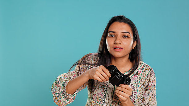 专注的女人用动作控制的操纵杆玩电子游戏图片下载