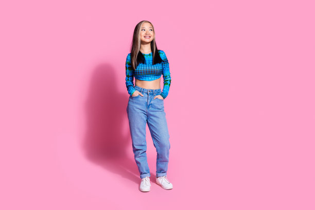 全身照片迷人的积极的女人穿蓝色上衣微笑空空间孤立的粉红色背景图片下载